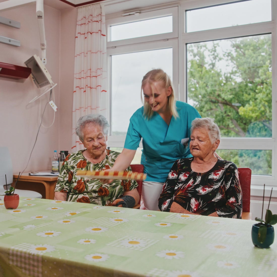 Pflegerin mit Bewohnerinnen im Kreiskrankenhaus Demmin